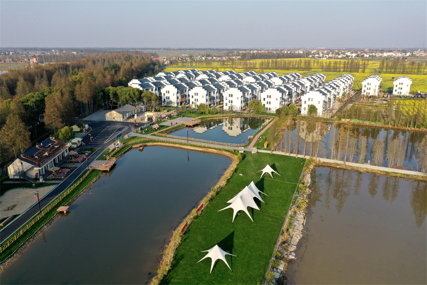 航拍鏡頭下，南昌縣南新鄉山上村山上新村呈現宜居和美的農村新貌。人民網記者 時雨攝