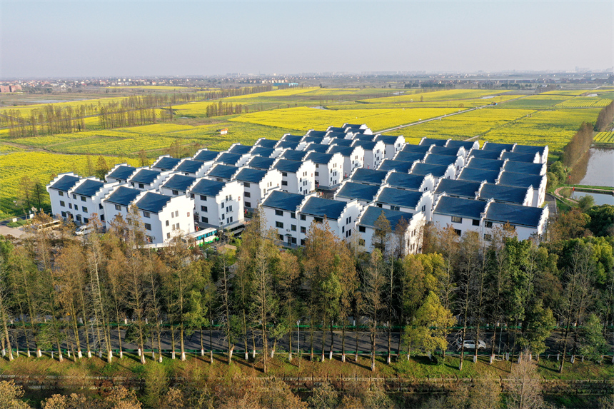 航拍鏡頭下，南昌縣南新鄉山上村山上新村呈現宜居和美的農村新貌。人民網記者 時雨攝