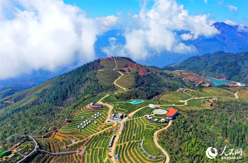 民宿小木屋、游步道、房車營地等休閑娛樂設施吸引許多游客前來觀光體驗。人民網 朱海鵬攝