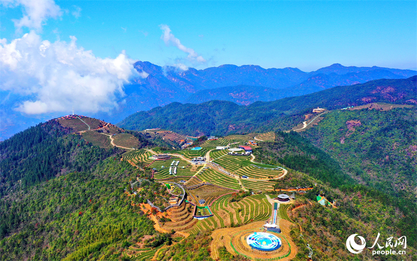 民宿小木屋、游步道、房車營地等休閑娛樂設施吸引許多游客前來觀光體驗。人民網 朱海鵬攝