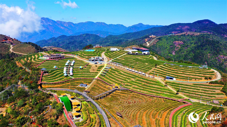 民宿小木屋、游步道、房車營地等休閑娛樂設施吸引許多游客前來觀光體驗。人民網 朱海鵬攝