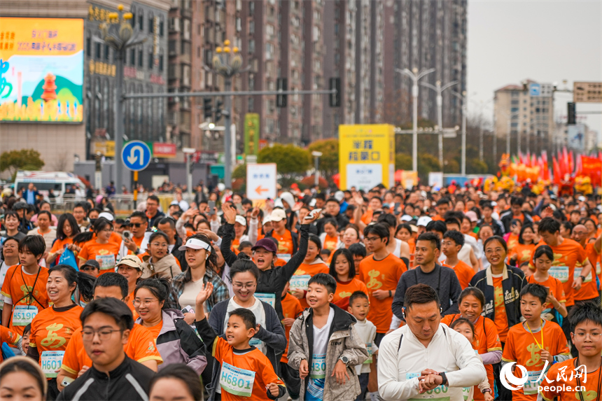 比賽拉開帷幕，熱烈的氛圍瞬間點燃了選手們的熱情。人民網 涂詩軒攝