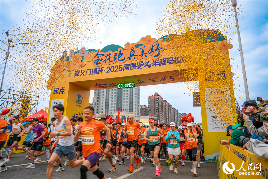 隨著發令槍響，選手們如潮水般從起點出發。人民網 龍楚良攝