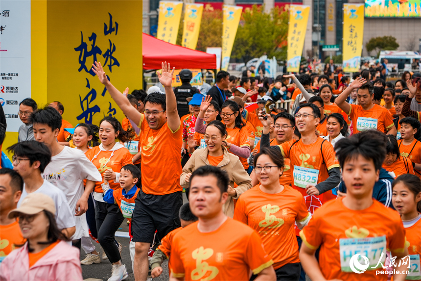 參賽選手熱情地向賽道兩旁觀眾揮手。人民網 涂詩軒攝