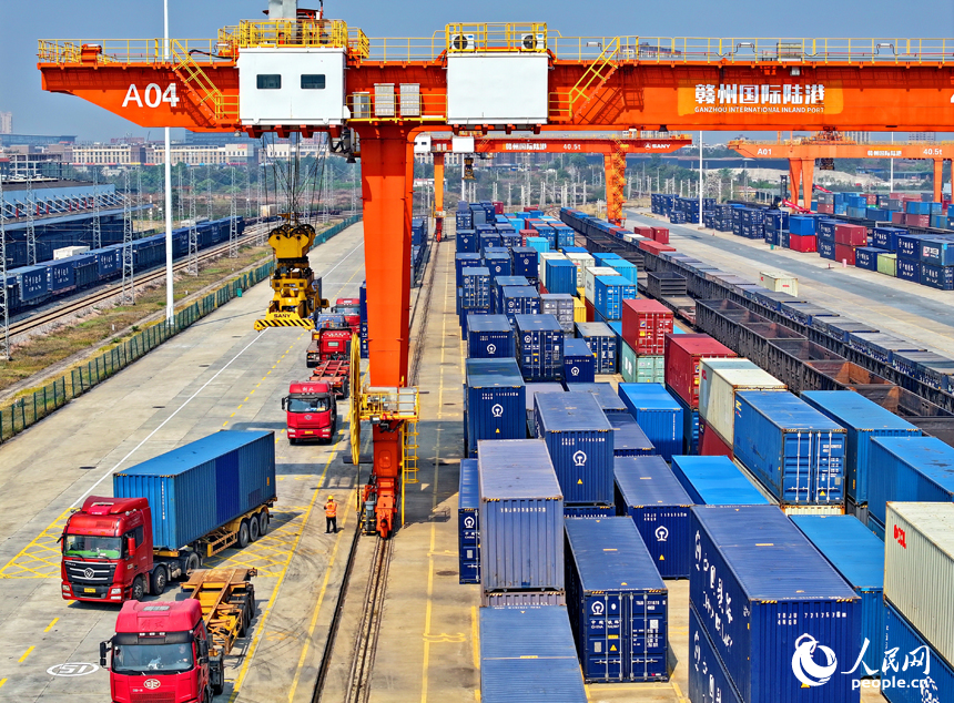 贛州國際陸港內的多式聯運貨物集裝箱裝運作業有序進行，貨場一派忙碌景象。人民網 朱海鵬攝