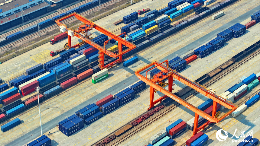 贛州國際陸港內的多式聯運貨物集裝箱裝運作業有序進行，貨場一派忙碌景象。人民網 朱海鵬攝