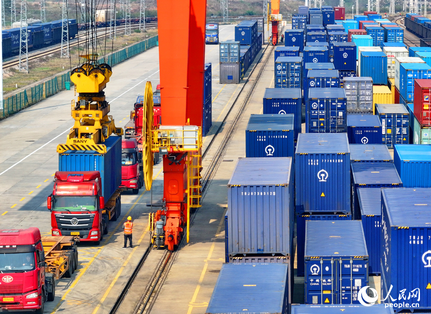 贛州國際陸港內的多式聯運貨物集裝箱裝運作業有序進行，貨場一派忙碌景象。人民網 朱海鵬攝