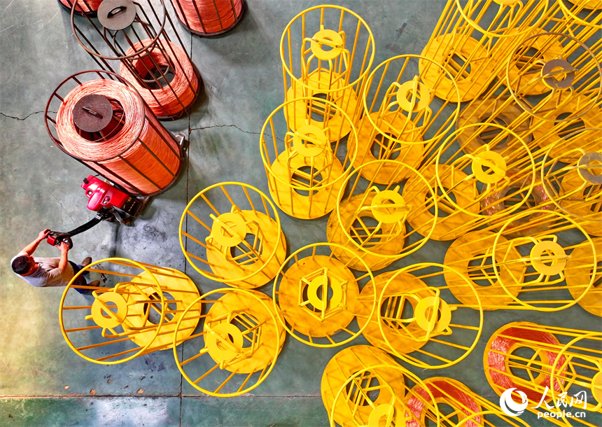 豐城市的年產15萬噸再生銅綜合利用及精深加工項目生產車間內，工人在加工電線電纜。人民網 朱海鵬攝