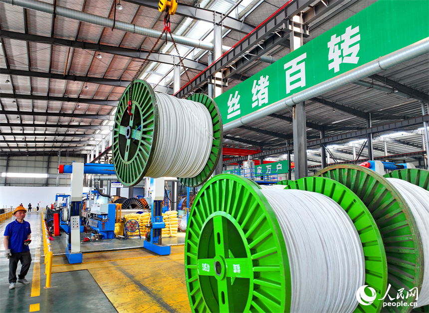 豐城市的年產15萬噸再生銅綜合利用及精深加工項目生產車間內，工人在加工電線電纜。人民網 朱海鵬攝