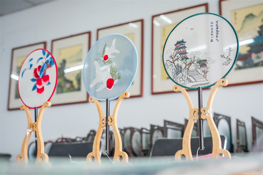 繡坊的部分刺繡作品。人民網 孔文進攝