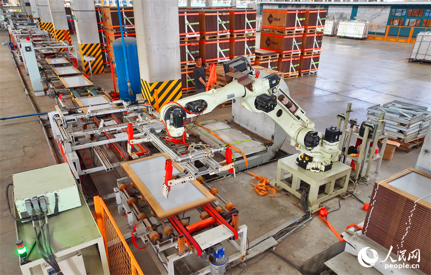 豐城市的一家陶瓷有限公司智能化生產車間，工人在操作工業機器人加工陶瓷產品。人民網 朱海鵬攝