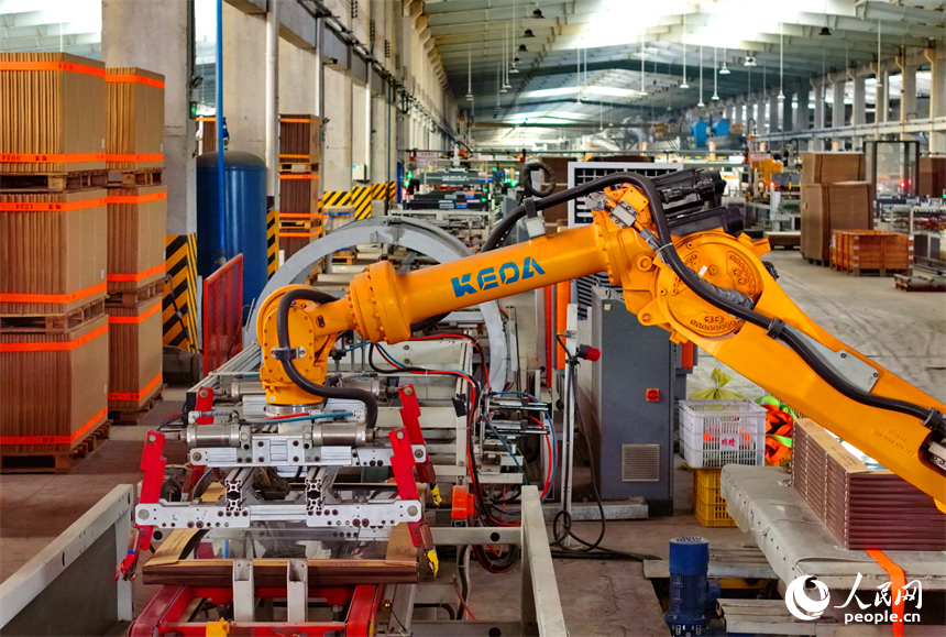 豐城市的一家陶瓷有限公司智能化生產車間，工人在操作工業機器人加工陶瓷產品。人民網 朱海鵬攝