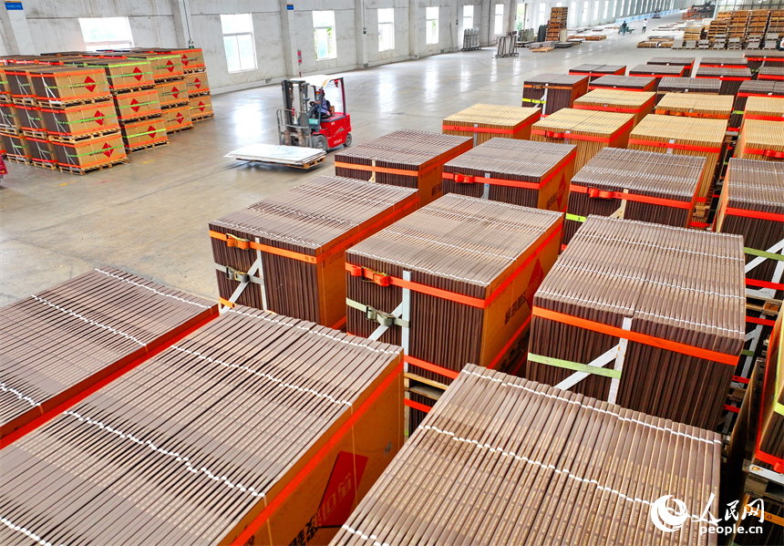 豐城市的一家陶瓷有限公司智能化生產車間，工人在裝運陶瓷成品。人民網 朱海鵬攝