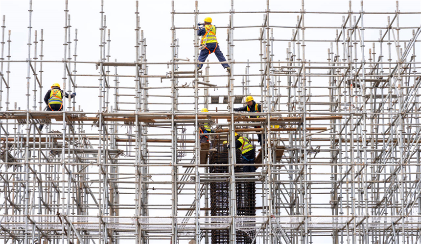 工人正在腳手架上作業。張萌飛攝