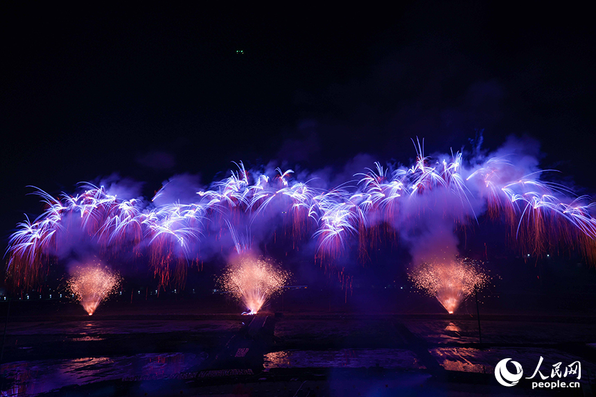 各式新品煙花在夜空下綻放，瞬間點亮黑夜，帶來強烈的視覺沖擊。人民網 涂詩軒攝