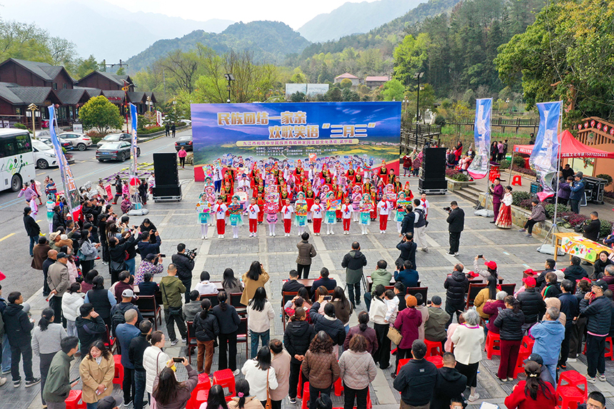 江西省武寧縣舉行“三月三”民俗文化活動，圖為活動現場。將德行攝