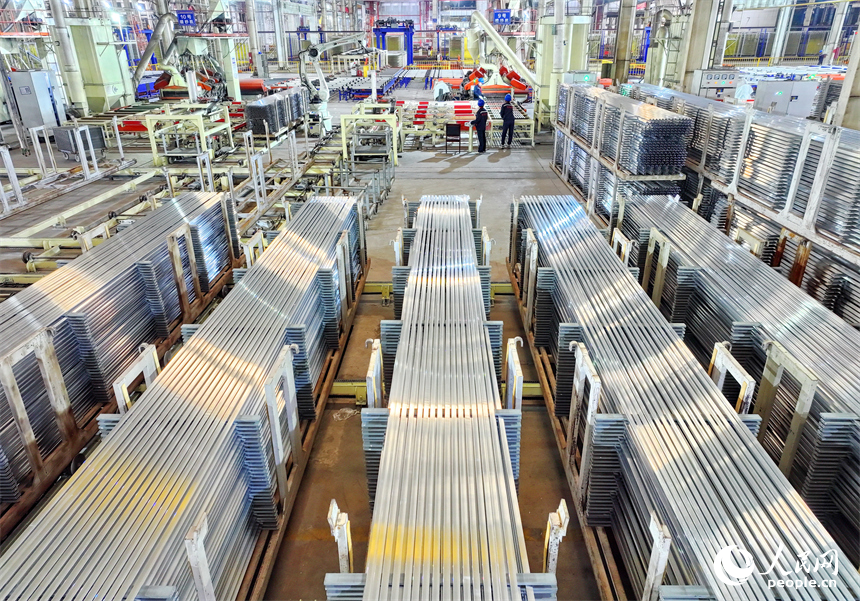 撫州市臨川區撫北工業園區的年產15萬噸高端鋁基新材料生產基地，工人在智能生產線上加工鋁材產品。人民網 朱海鵬攝