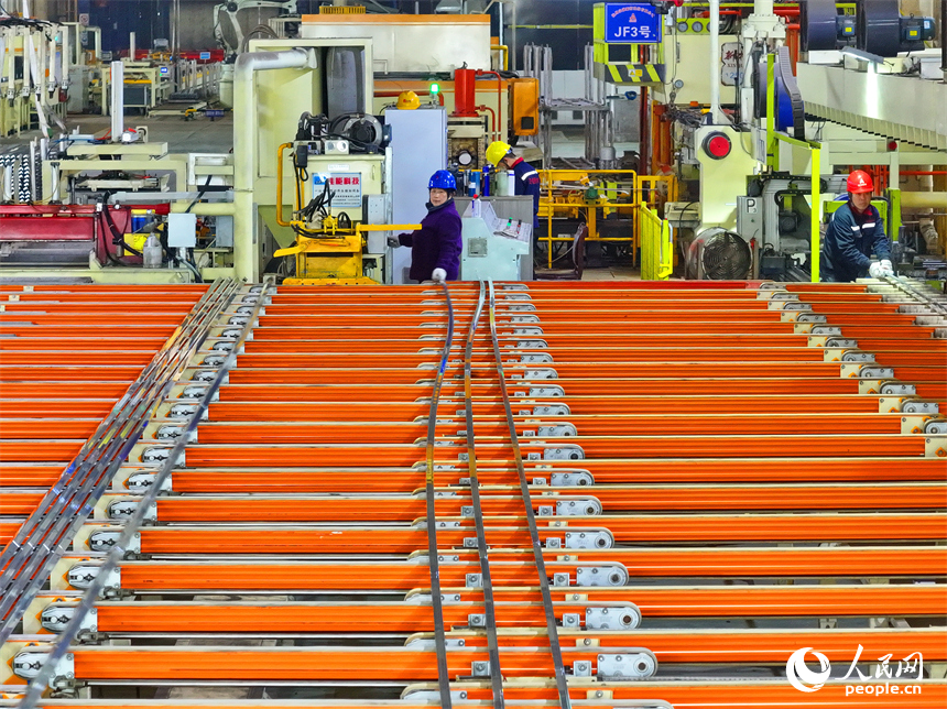 撫州市臨川區撫北工業園區的年產15萬噸高端鋁基新材料生產基地，工人在智能生產線上加工鋁材產品。人民網 朱海鵬攝