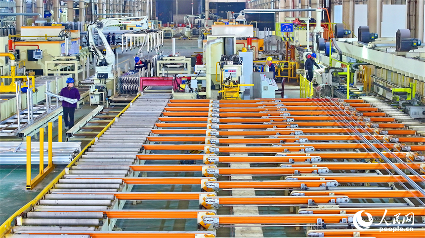 撫州市臨川區撫北工業園區的年產15萬噸高端鋁基新材料生產基地，工人在智能生產線上加工鋁材產品。人民網 朱海鵬攝
