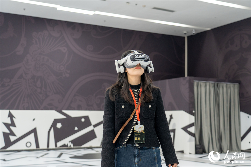 觀眾佩戴VR設備體驗數字沉浸特展。人民網 龍楚良攝