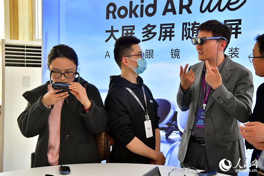 人們在AR護眼套裝展臺前體驗健康護眼眼鏡。人民網記者 時雨攝