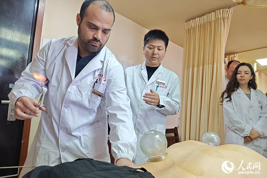 江西中醫藥大學附屬醫院西湖院區內，葡萄牙“洋中醫”在門診學習中醫藥特色診療技術。人民網記者 時雨攝