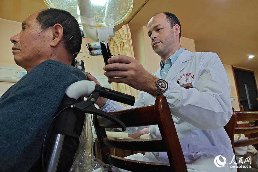 江西中醫藥大學附屬醫院西湖院區內，葡萄牙“洋中醫”在門診學習中醫藥特色診療技術。人民網記者 時雨攝