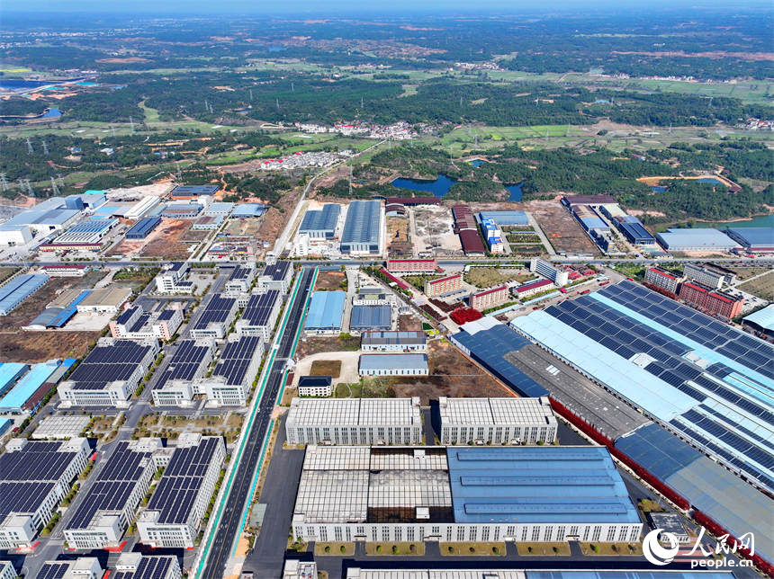宜春市宜豐縣工業園區廠房屋頂，太陽能光伏發電板依次排列、熠熠生輝。人民網 朱海鵬攝