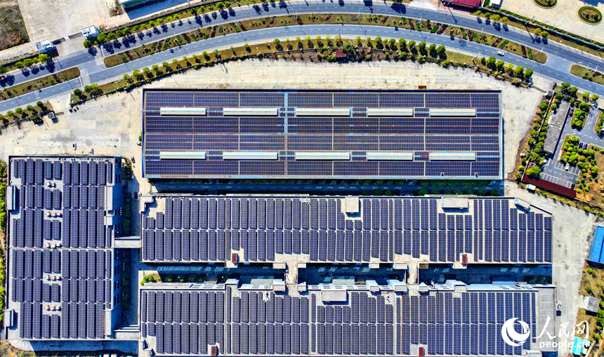 宜春市宜豐縣工業園區廠房屋頂，太陽能光伏發電板依次排列、熠熠生輝。人民網 朱海鵬攝