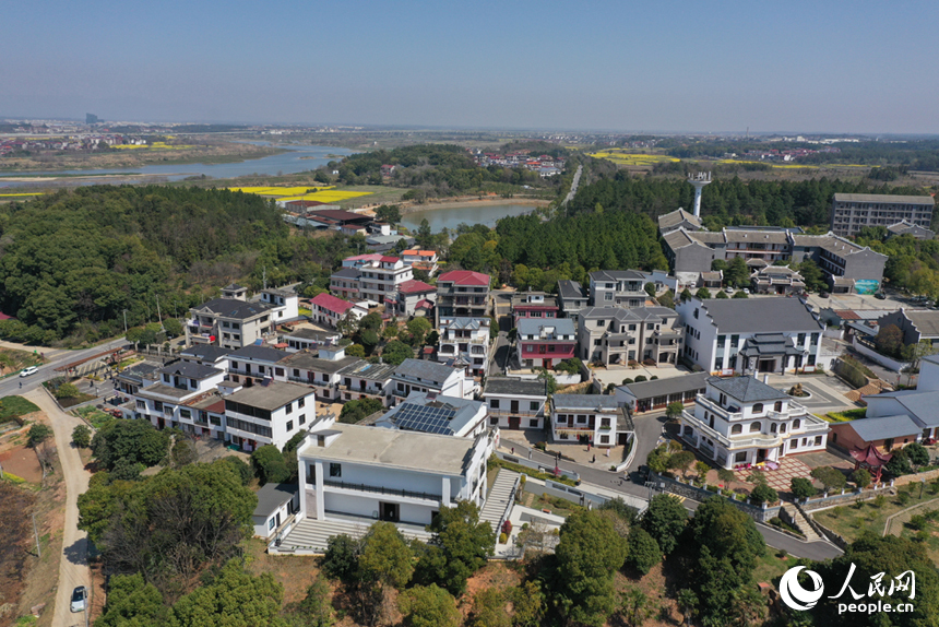 航拍鏡頭下的安義縣長埠鎮車田村，一幅秀美山村的景象展現在眼前。人民網記者 時雨攝