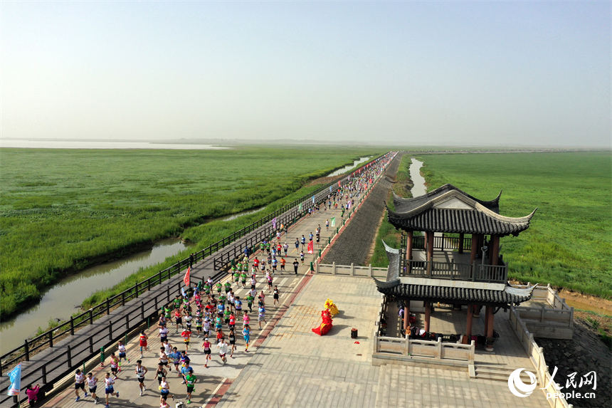 2025江西永修半程馬拉松賽鳴槍開跑，選手們奔跑在鄱陽湖“最美水上公路”賽道上。人民網記者 時雨攝