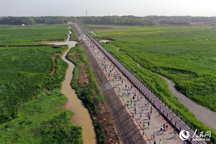 2025江西永修半程馬拉松賽鳴槍開跑，選手們奔跑在鄱陽湖“最美水上公路”賽道上。人民網記者 時雨攝