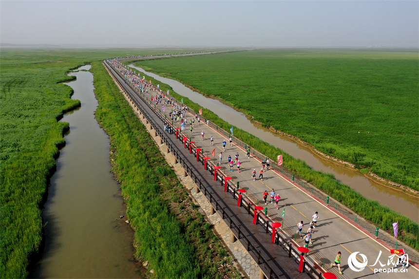 2025江西永修半程馬拉松賽鳴槍開跑，選手們奔跑在鄱陽湖“最美水上公路”賽道上。人民網記者 時雨攝