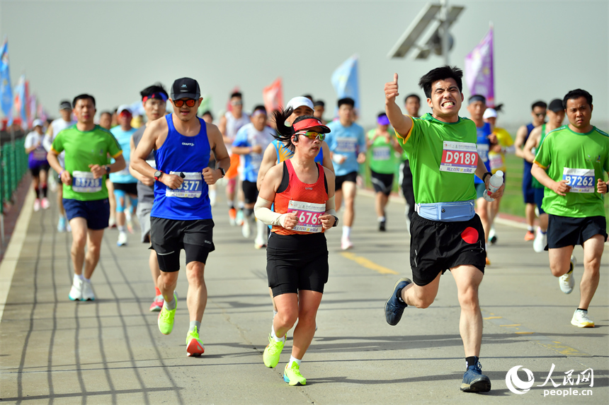 2025江西永修半程馬拉松賽鳴槍開跑，選手們奔跑在鄱陽湖“最美水上公路”賽道上。人民網記者 時雨攝