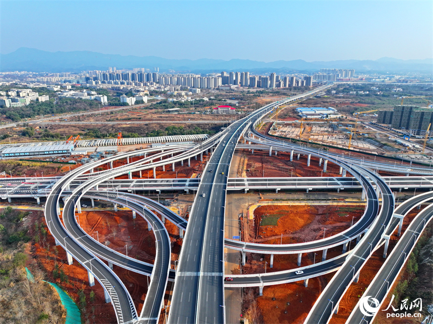 贛州市武陵大道快速路武陵立交上，車輛往來穿行。人民網 朱海鵬攝