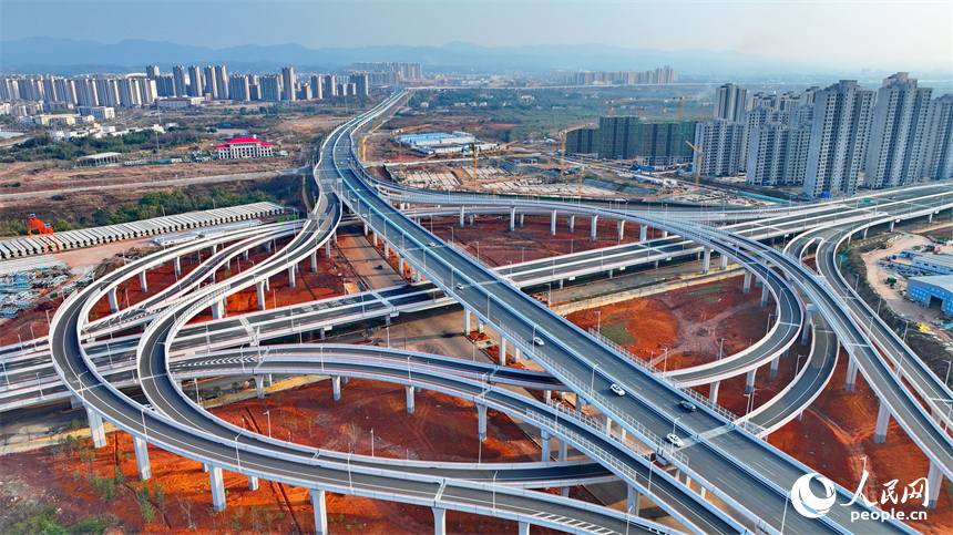 贛州市武陵大道快速路武陵立交上，車輛往來穿行。人民網 朱海鵬攝