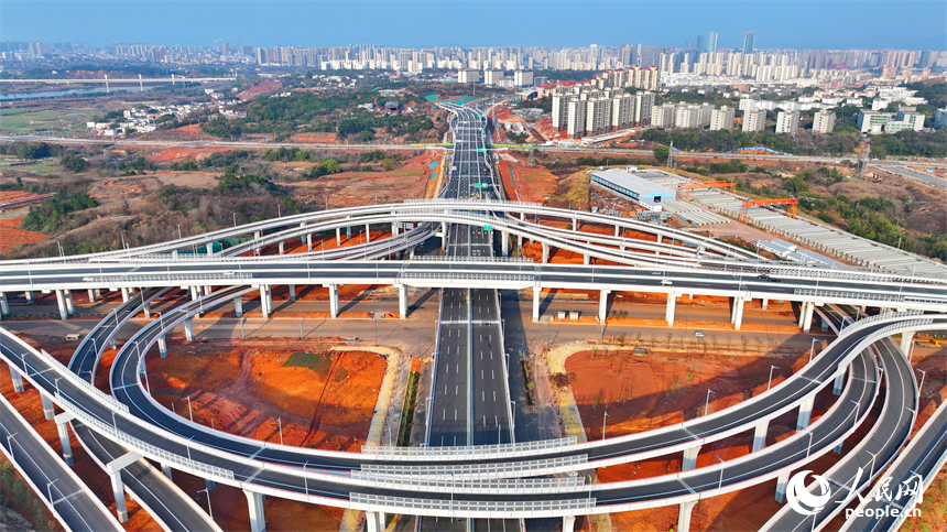 贛州市武陵大道快速路武陵立交上，車輛往來穿行。人民網 朱海鵬攝