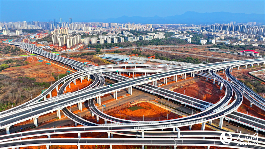 贛州市武陵大道快速路武陵立交上，車輛往來穿行。人民網 朱海鵬攝