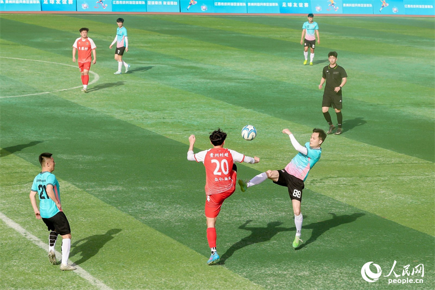 綠茵場上，身著不同球衣的雙方球員全力奔跑、貼身對抗。樂安縣委宣傳部供圖