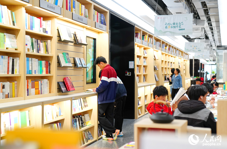 撫州市臨川區“拾光薈”購物廣場內的湯顯祖書店，市民在閱讀。人民網 朱海鵬攝