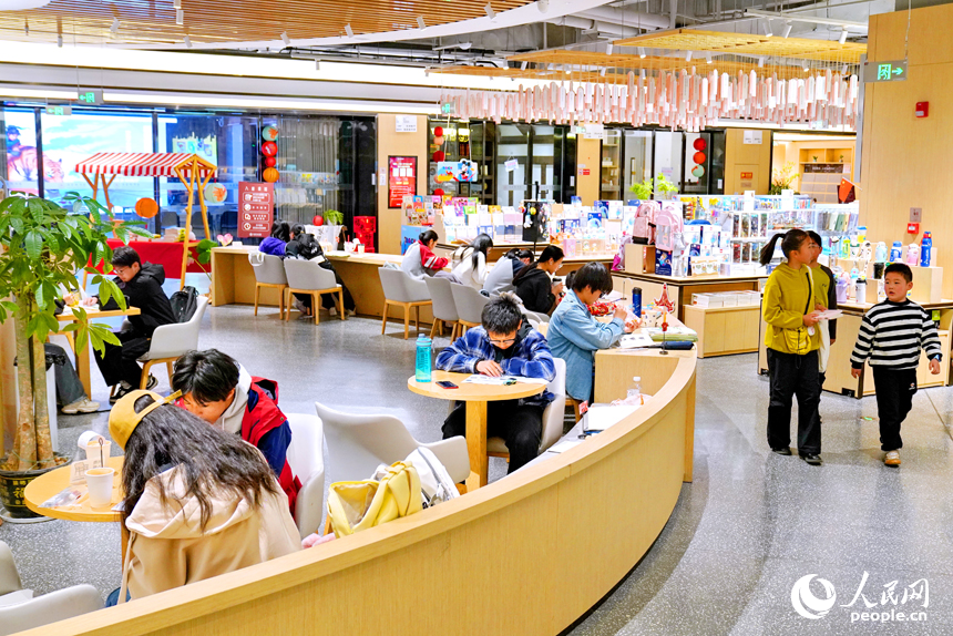 撫州市臨川區“拾光薈”購物廣場內的湯顯祖書店，市民在閱讀。人民網 朱海鵬攝