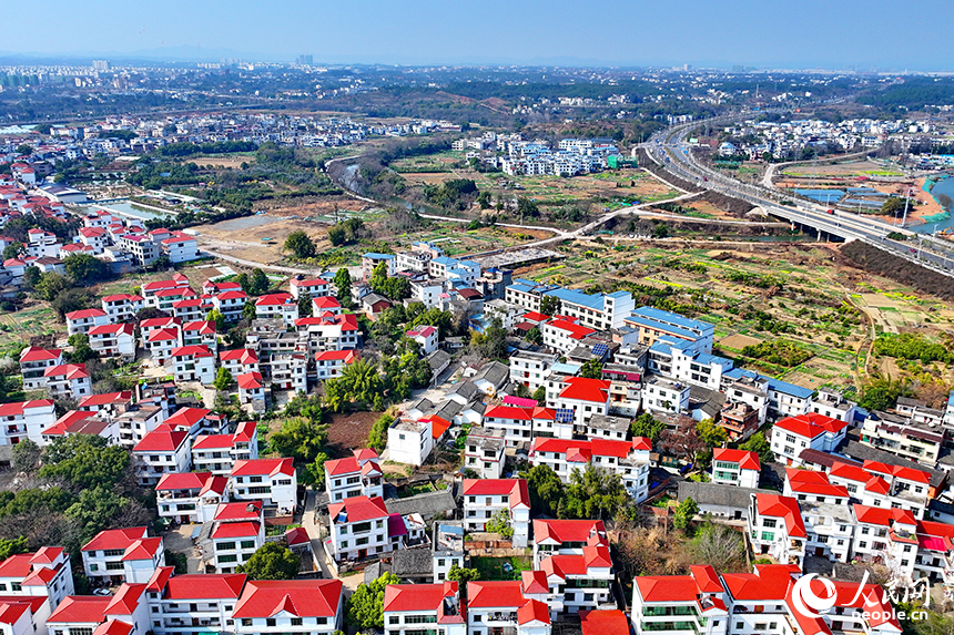 贛州市南康區鏡壩鎮老鏡壩村，鱗次櫛比的村居民宅與彎彎河流相映成景，構成一幅河暢水清的和美鄉村畫卷。人民網 朱海鵬攝
