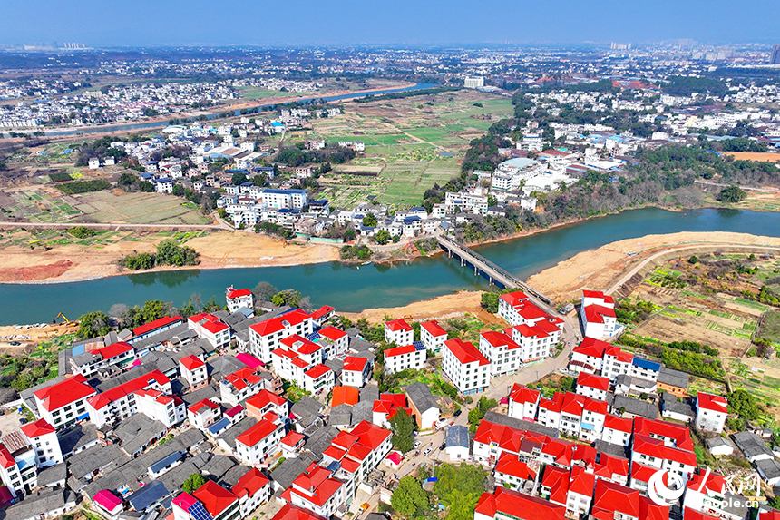 贛州市南康區鏡壩鎮老鏡壩村，鱗次櫛比的村居民宅與彎彎河流相映成景，構成一幅河暢水清的和美鄉村畫卷。人民網 朱海鵬攝