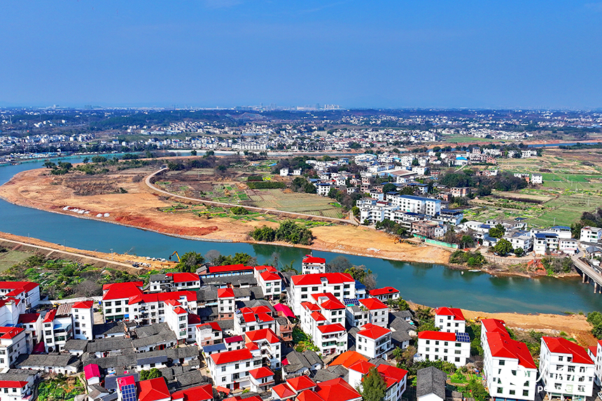 贛州市南康區鏡壩鎮老鏡壩村，鱗次櫛比的村居民宅與彎彎河流相映成景，構成一幅河暢水清的和美鄉村畫卷。人民網 朱海鵬攝