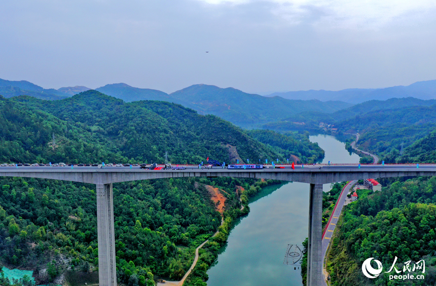 上猶江特大橋雙幅合龍現場。人民網 朱海鵬攝