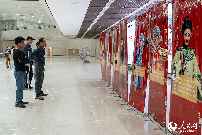 觀眾在弋陽縣文化藝術中心觀看推優展演劇目簡介。人民網 龍楚良攝