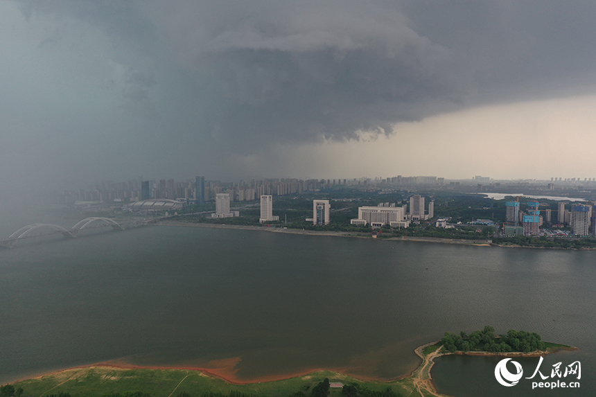 強對流天氣侵襲南昌，暴雨自西而東向南昌城逼近。人民網記者 時雨攝
