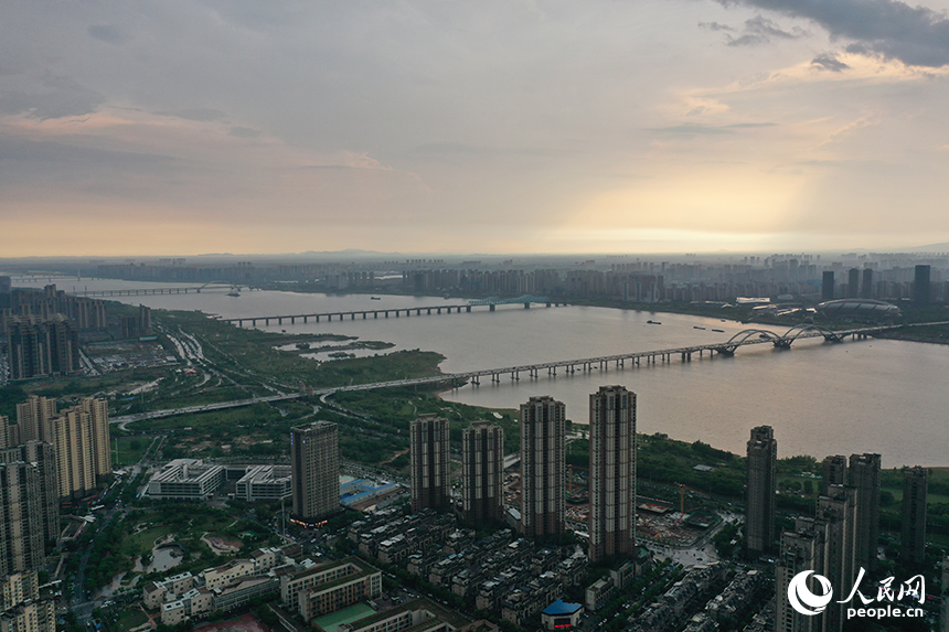 強對流天氣后，南昌能見度見高。人民網記者 時雨攝