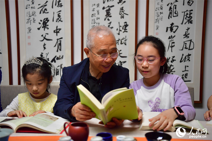 參與讀書分享的家人的年齡層從六七歲到近七十歲不等。人民網記者 時雨攝