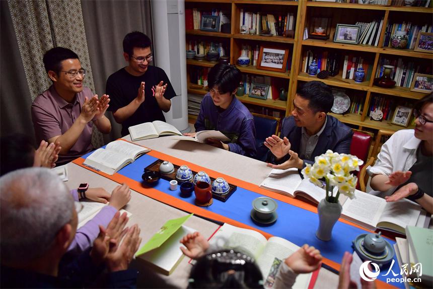 讀書會成員將書中經典語句讀出來與大家分享，贏得陣陣掌聲。人民網記者 時雨攝